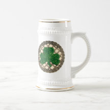 Trébol, enrejado y nudos célticos en la taza beige