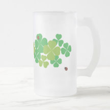 Trébol y mariquita del día de St Patrick Tazas