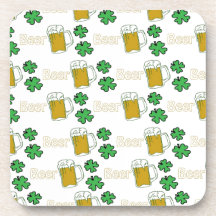 Tréboles irlandeses de la cerveza posavasos de bebidas