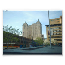 Tren del metro y edificio de la libertad en el búf fotos