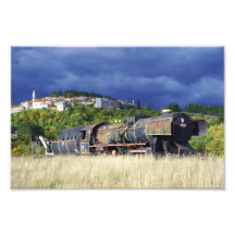 Tren viejo y pueblo medieval impresiones fotográficas