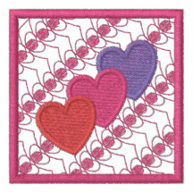 Tres corazones bordaron la camisa