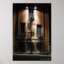 Tres escaleras en la noche posters