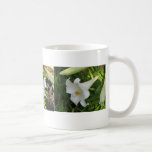 Tres lirios blancos taza
