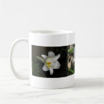 Tres lirios blancos taza
