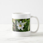 Tres lirios blancos taza de café