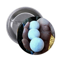 Tres pelotas de golf en manos ásperas, sucias pin