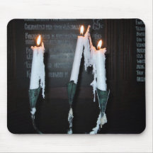 Tres velas blancas de quemadura alfombrilla de raton
