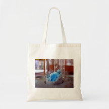 Tubo de ensayo con el polvo químico azul bolsas de mano