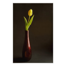 Tulipán amarillo en florero rojo oscuro impresión fotográfica