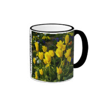 Tulipanes amarillos en la taza de café del campane
