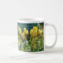 Tulipanes amarillos taza de café