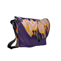 tulipanes artísticos en bolso púrpura del fondo bolsas messenger