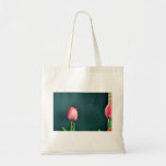 Tulipanes rojos contra fondo oscuro bolsas de mano