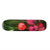 Tulipanes rosados en jardín tabla de skate