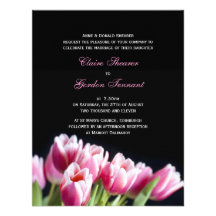 Tulipanes rosados hermosos que casan la invitación