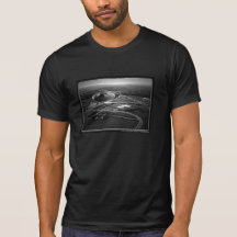 UFO que vuela sobre la ciudad - la camiseta de los