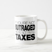 Ultrajado en los impuestos taza de café