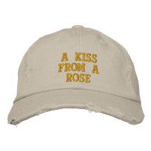 Un beso de un color de rosa gorra bordada