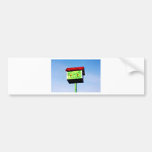 Un birdhouse. etiqueta de parachoque