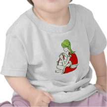Un chica que envuelve una caja de regalo camisetas