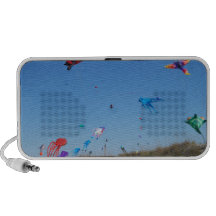 Un cielo por completo de las cometas del multicolo iPod altavoces