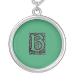 Un collar con monograma artístico de "B"