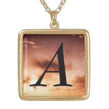 Un collar del monograma
