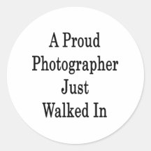 Un fotógrafo orgulloso acaba de caminar adentro pegatina