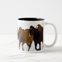 Un invierno escénico de caballos corrientes en taza