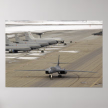 Un lancero de B-1B llega la base de las fuerzas aé Impresiones