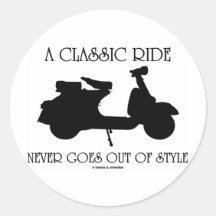 Un paseo clásico nunca sale del estilo (la vespa) etiquetas redondas