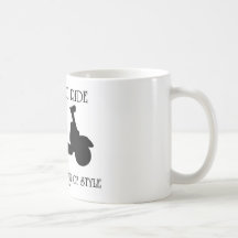 Un paseo clásico nunca sale del estilo (la vespa) tazas de café