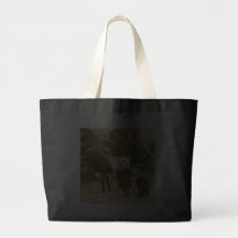 Un pequeño niño los llevará bolsas lienzo