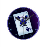 Un reloj de pared grande del as