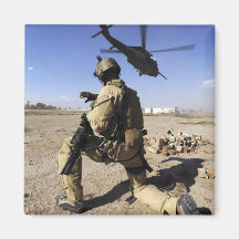 Un soldado conduce la seguridad para un HH-60 Imán De Nevera