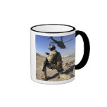 Un soldado conduce la seguridad para un HH-60 Taza