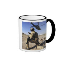 Un soldado conduce la seguridad para un HH-60 Taza