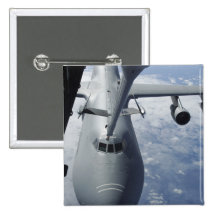 Un suplemento KC-10 se prepara para reaprovisionar Pins