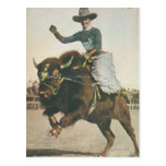 Un vaquero feliz en un búfalo Bucking Tarjetas Postales