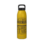 Una cara sin las pecas botellas de agua reutilizables