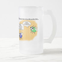 Una mosca en el dibujo animado divertido de la par taza
