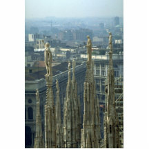 Una vista de las estatuas encima del Duomo que pas Esculturas Fotograficas