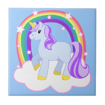 Unicornio mágico con la teja del arco iris