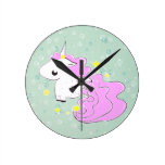 Unicornio rosado del dibujo animado con el reloj d