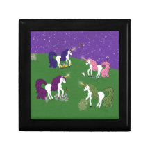 Unicornios en campo bajo arte púrpura del dibujo a cajas de regalo