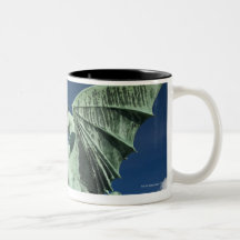 Uno de los cuatro dragones de bronce en el dragón taza