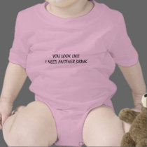 Usted mira como necesito otra bebida camisetas