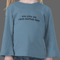 Usted mira como necesito otra bebida camisetas