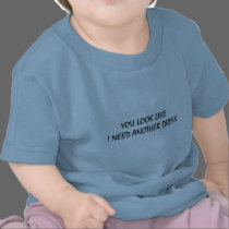 Usted mira como necesito otra bebida camisetas